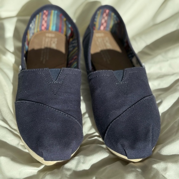TOMS Classic Navy Canvas Loafers Size 8.5 - Picture 4 of 10